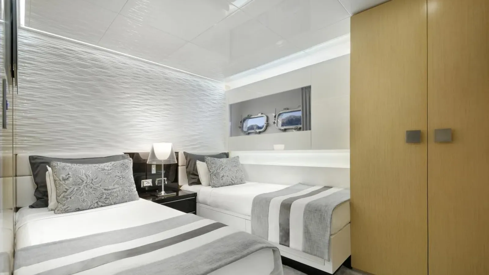 A115-LCRiviera_Conciergerie_de_Luxe-Yacht-Location (15)