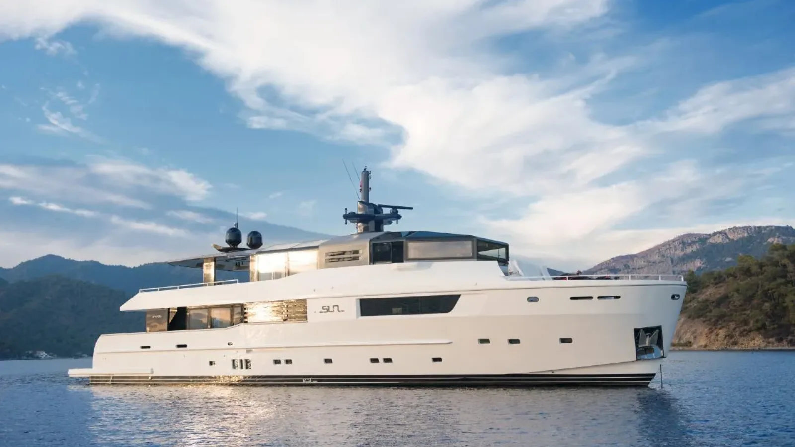 A115-LCRiviera_Conciergerie_de_Luxe-Yacht-Location (2)
