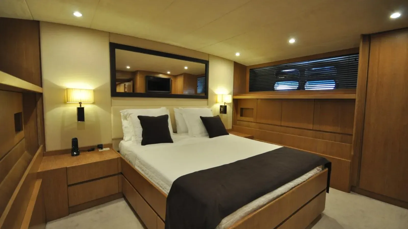 Akhir22-LCRiviera_Conciergerie_de_Luxe-Yacht-Achat (12)