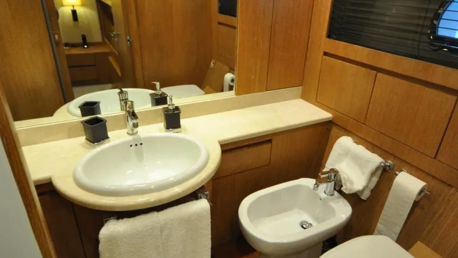 Akhir22-LCRiviera_Conciergerie_de_Luxe-Yacht-Achat (13)