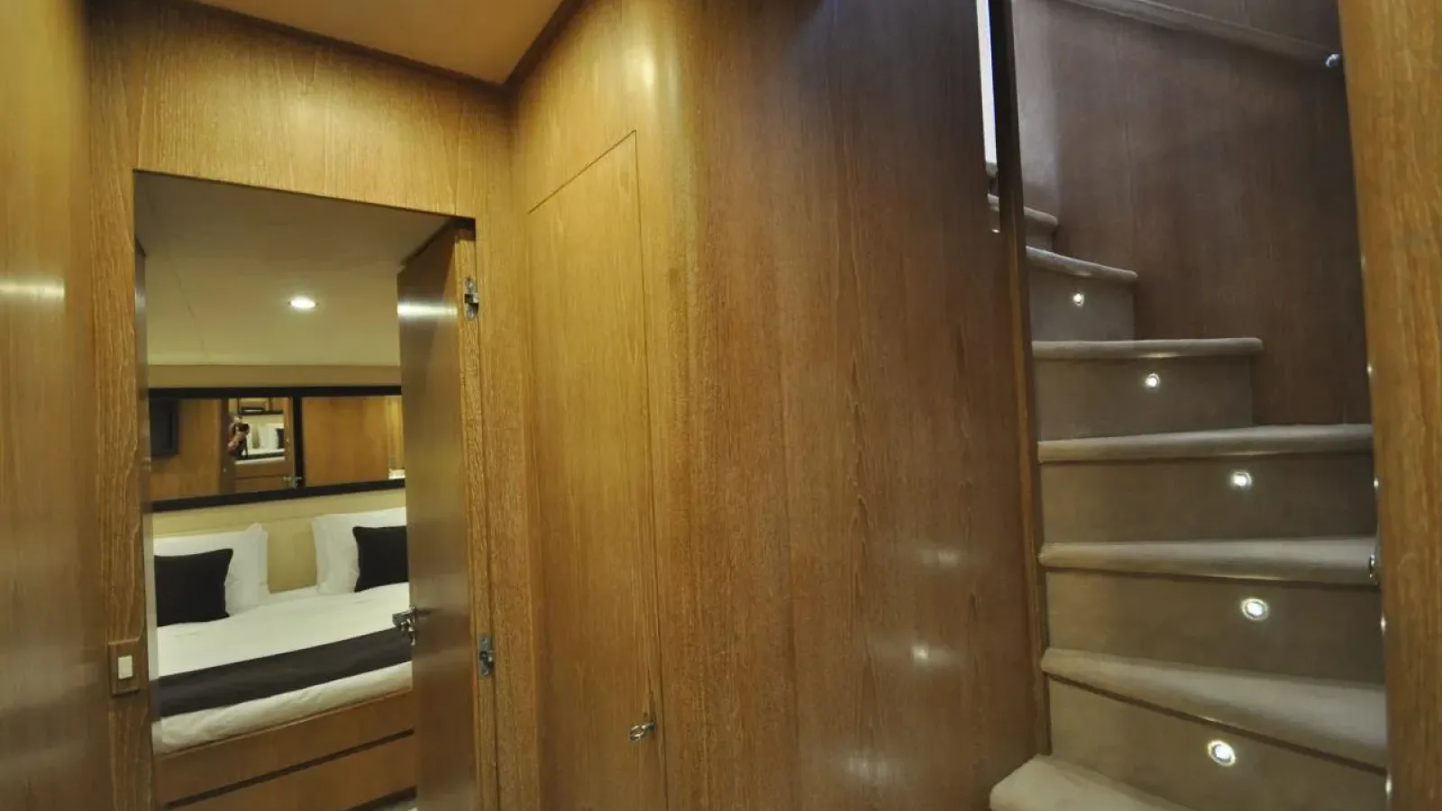 Akhir22-LCRiviera_Conciergerie_de_Luxe-Yacht-Achat (14)