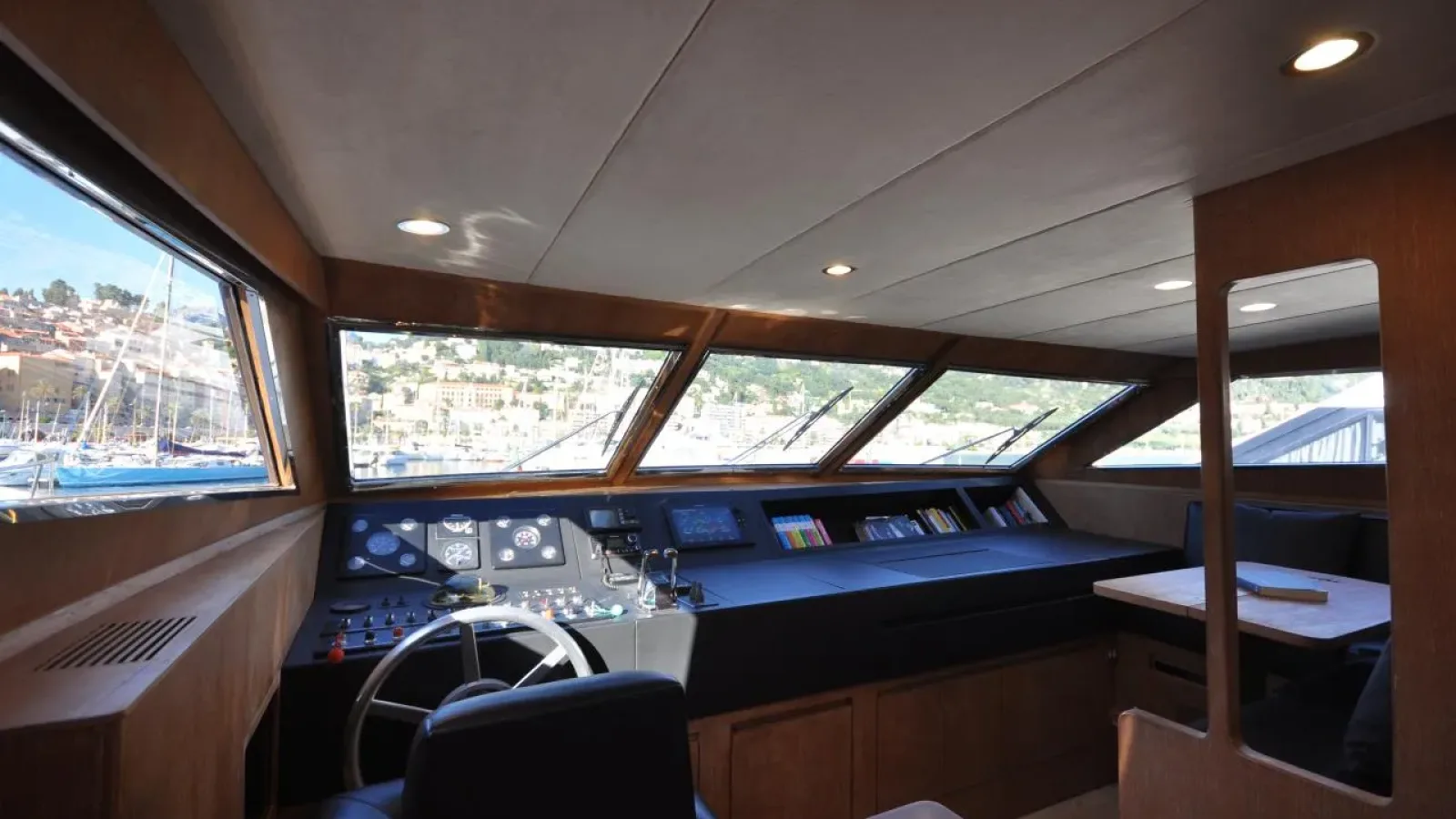 Akhir22-LCRiviera_Conciergerie_de_Luxe-Yacht-Achat (21)