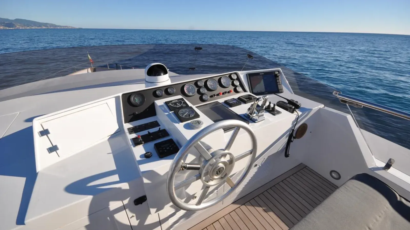 Akhir22-LCRiviera_Conciergerie_de_Luxe-Yacht-Achat (4)