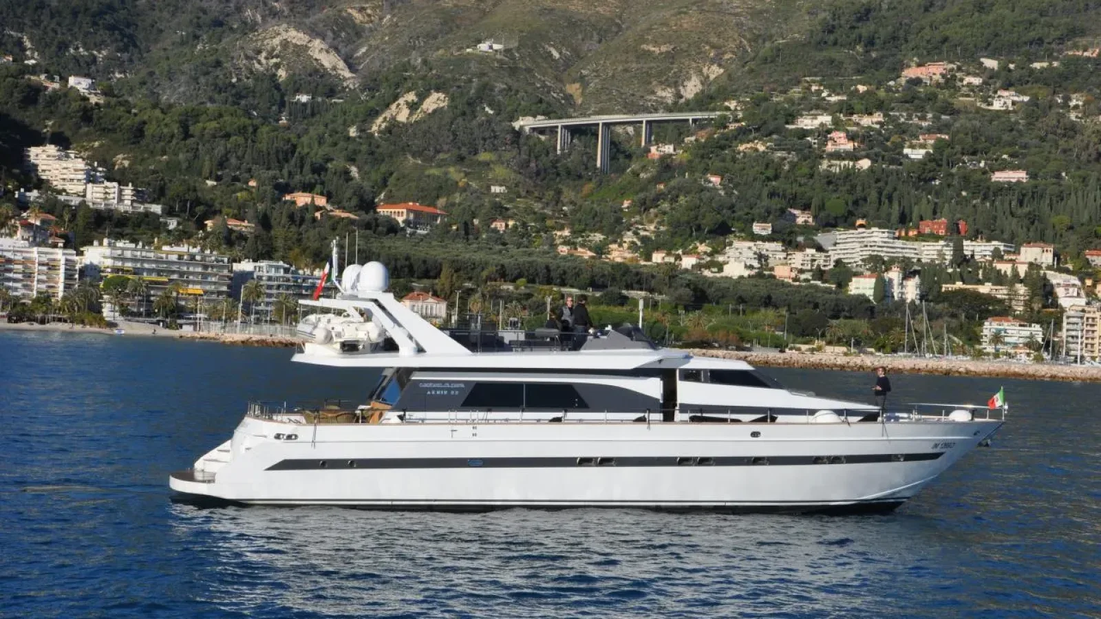 Akhir22-LCRiviera_Conciergerie_de_Luxe-Yacht-Achat (6)