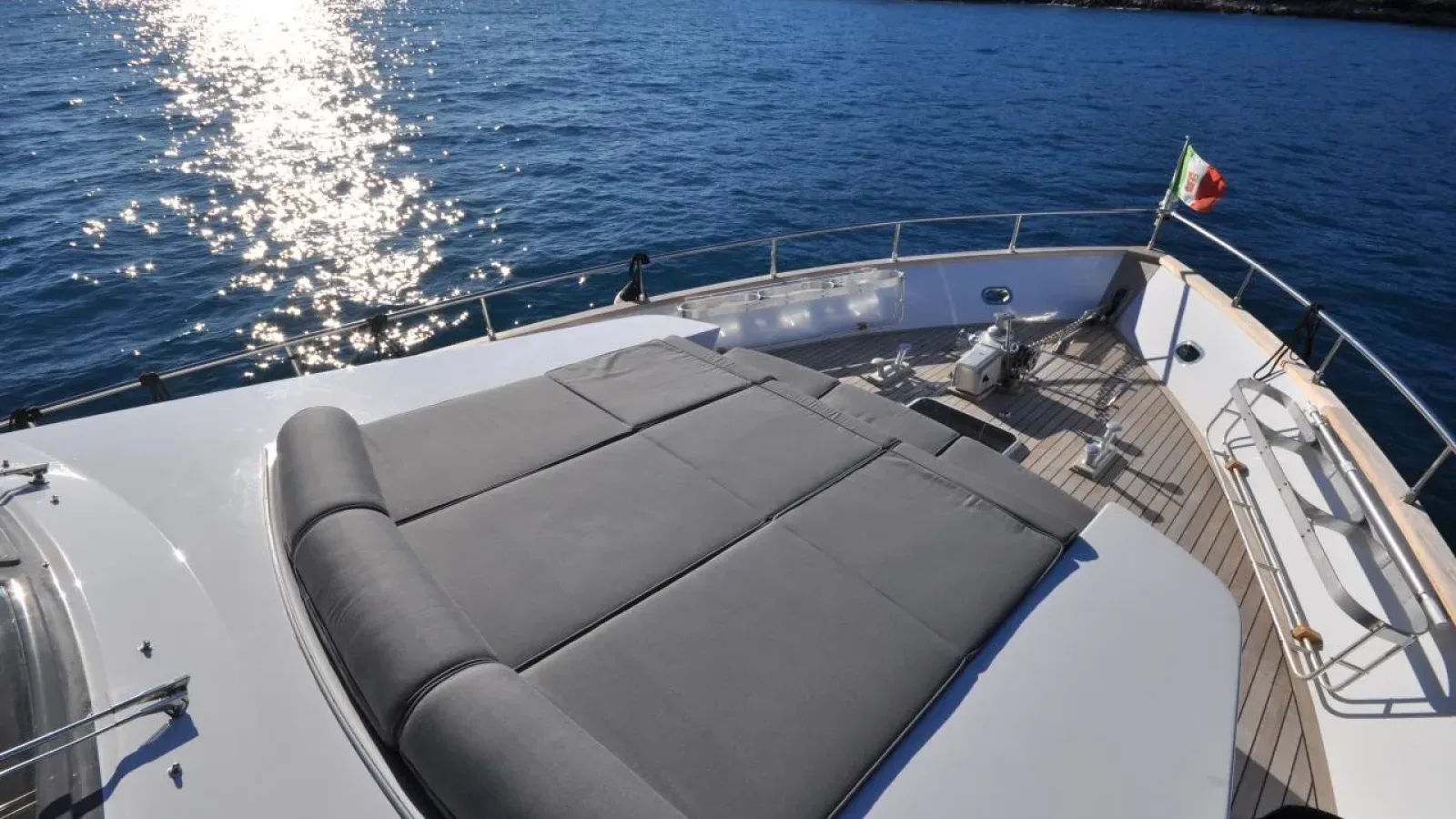 Akhir22-LCRiviera_Conciergerie_de_Luxe-Yacht-Achat (9)