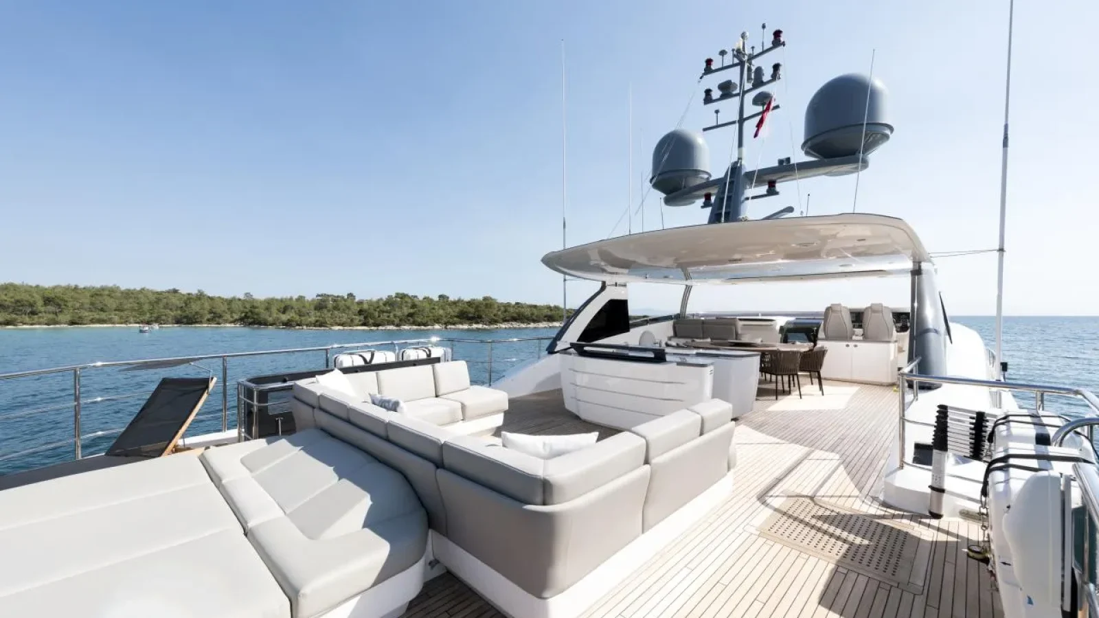 AntheyaIII-LCRiviera_Conciergerie_de_Luxe-Yacht-Location (7)