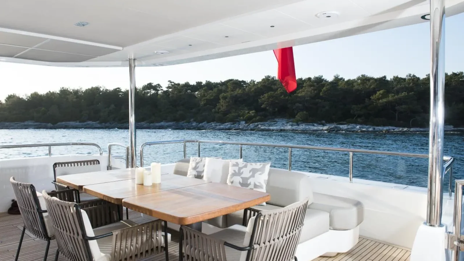 AntheyaIII-LCRiviera_Conciergerie_de_Luxe-Yacht-Location (8)