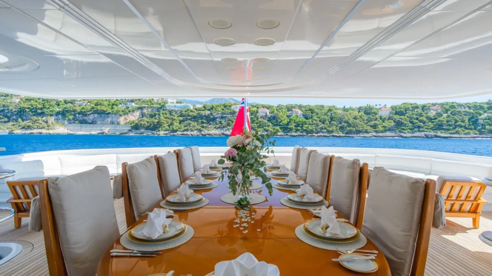 Apogee-LCRiviera_Conciergerie_de_Luxe-Yacht-Location (9)
