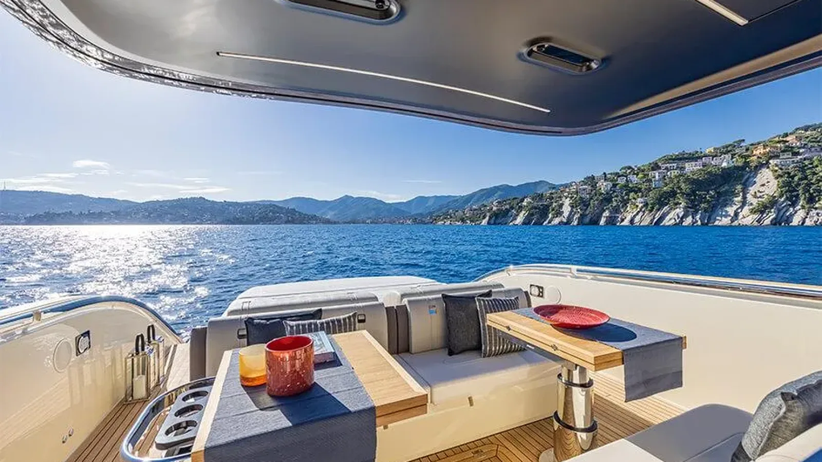 Baccarat-LCRiviera_Conciergerie_de_Luxe-Yacht-Location (1)