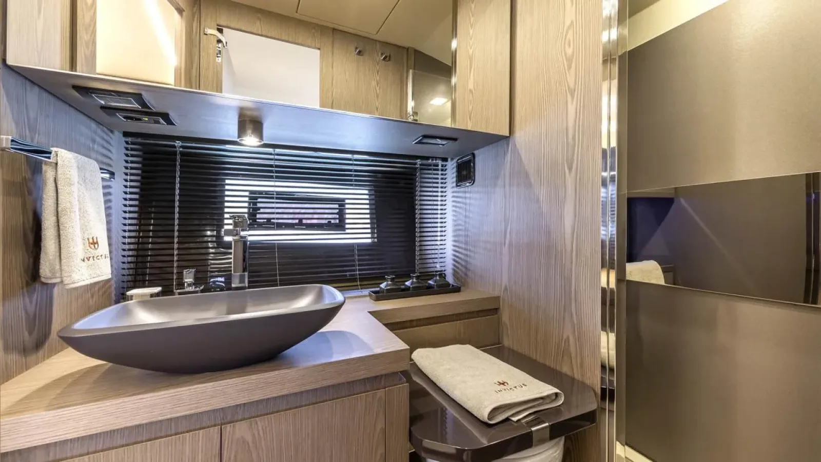 Baccarat-LCRiviera_Conciergerie_de_Luxe-Yacht-Location (2)