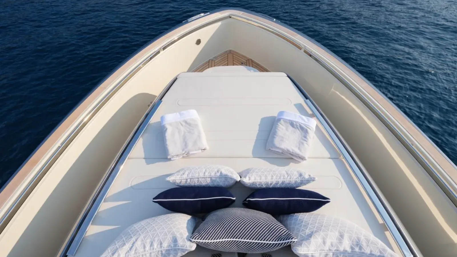 Baccarat-LCRiviera_Conciergerie_de_Luxe-Yacht-Location (3)