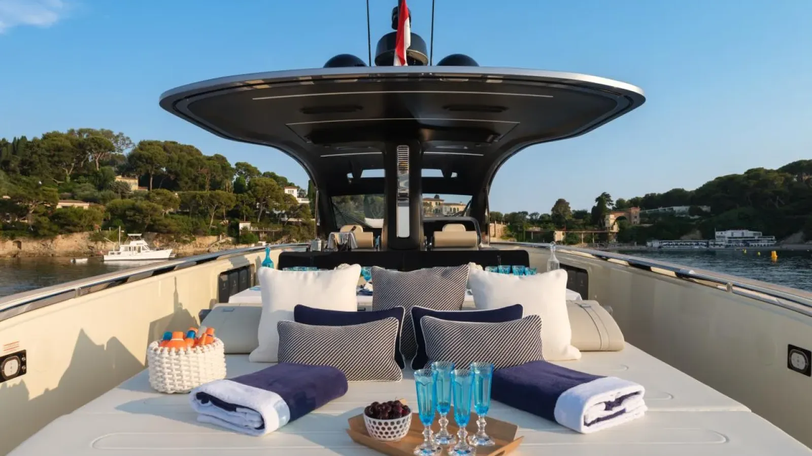 Baccarat-LCRiviera_Conciergerie_de_Luxe-Yacht-Location (6)
