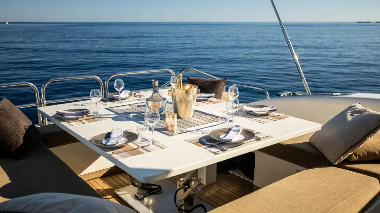 Best-Mountain-LCRiviera_Conciergerie_de_Luxe-Yacht-Location (1)