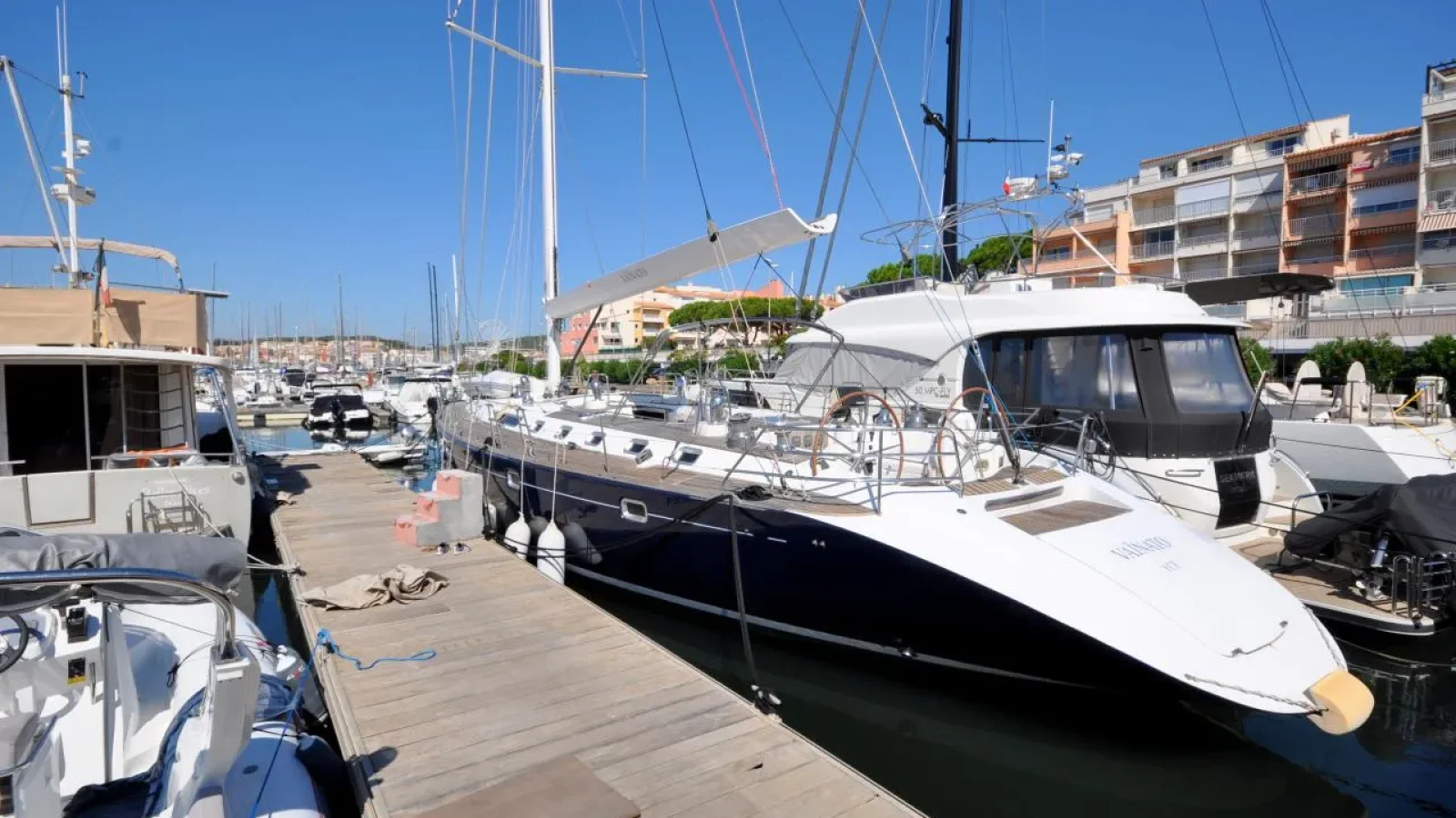 CNB64-LCRiviera_Conciergerie_de_Luxe-Yacht-Achat (2)
