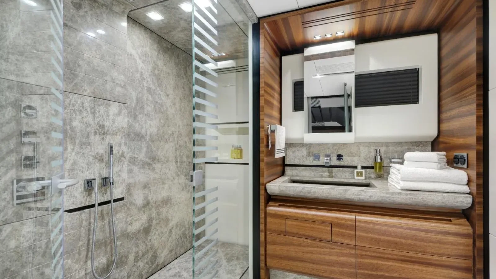 FX38-LCRiviera_Conciergerie_de_Luxe-Yacht-Location (15)