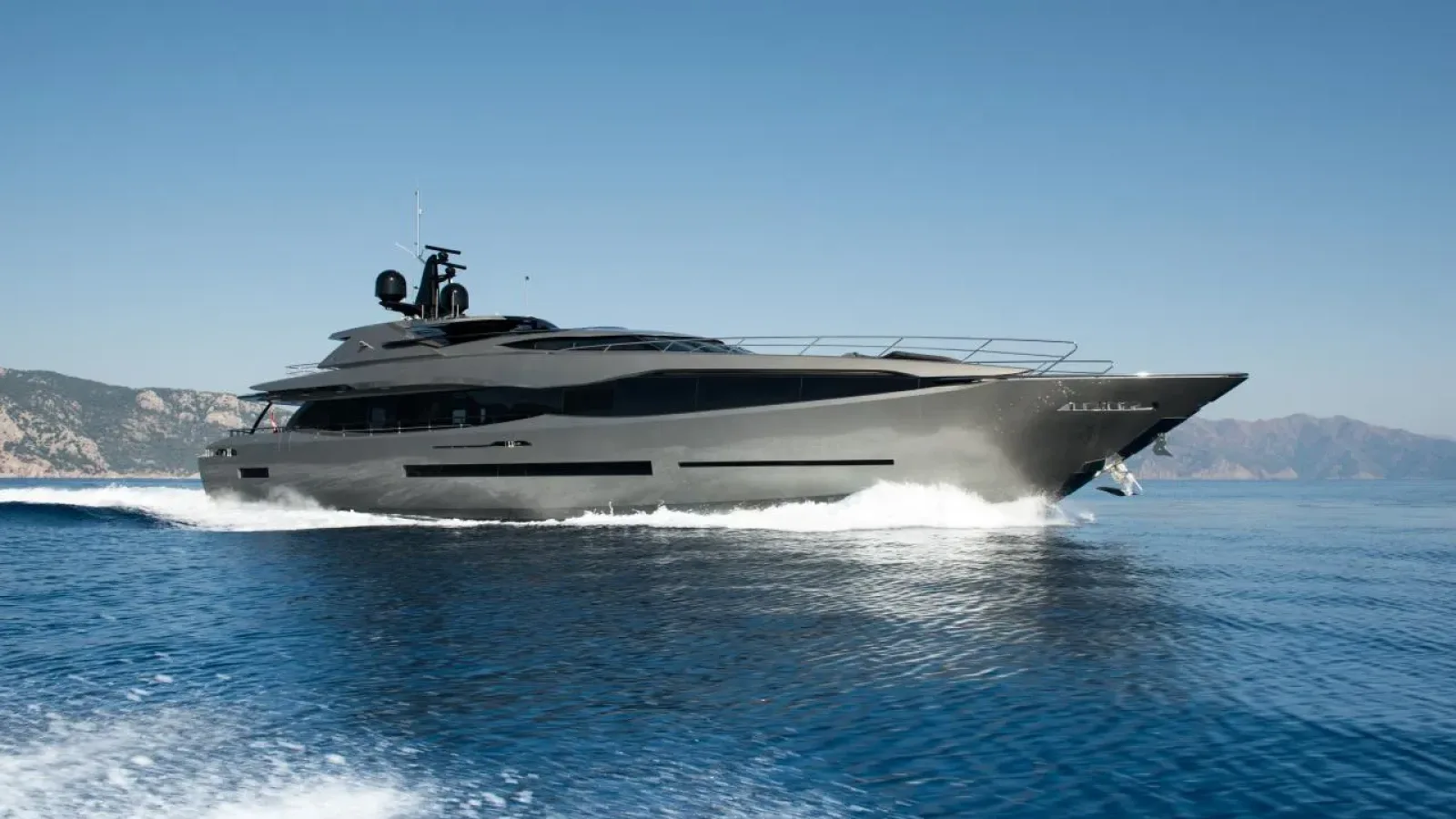 FX38-LCRiviera_Conciergerie_de_Luxe-Yacht-Location (3)