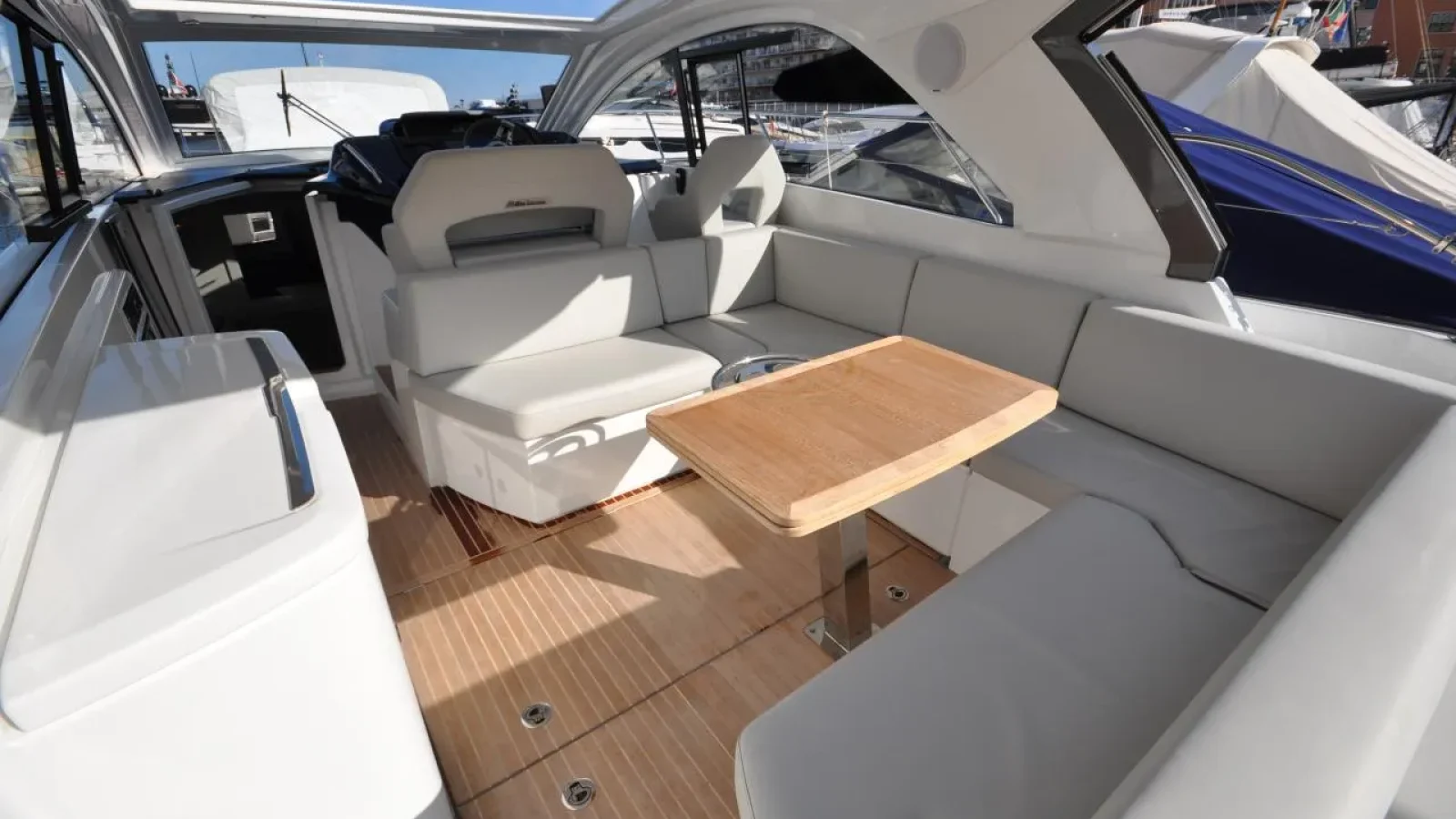 GT41-LCRiviera_Conciergerie_de_Luxe-Yacht-Achat (3)