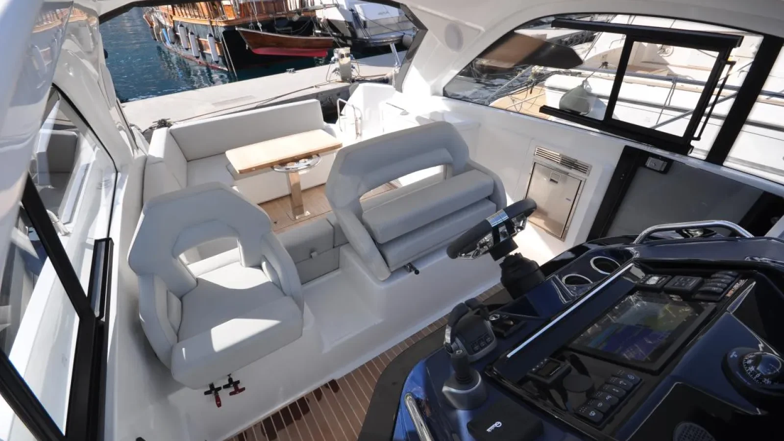 GT41-LCRiviera_Conciergerie_de_Luxe-Yacht-Achat (9)