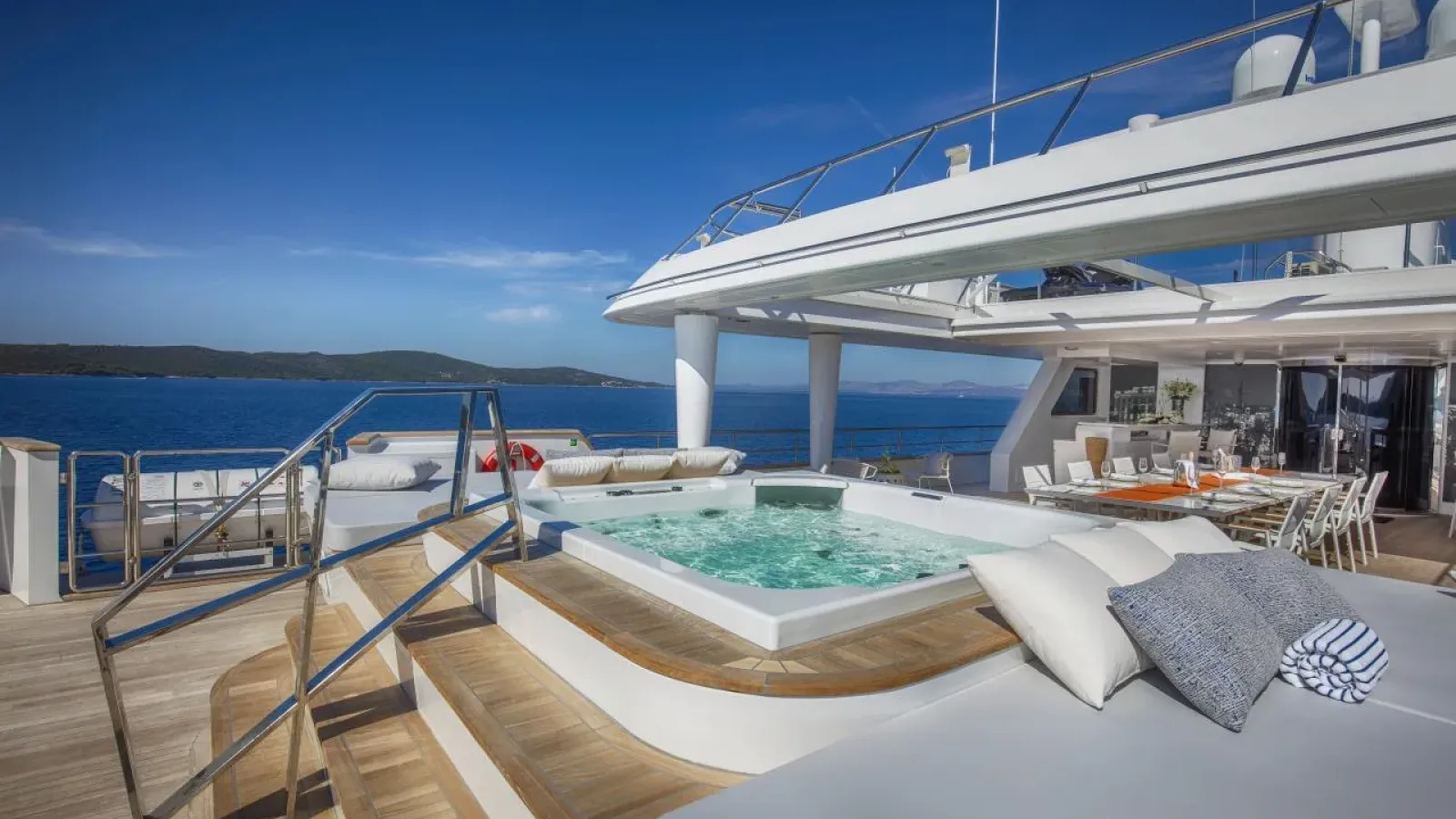 Katina-LCRiviera_Conciergerie_de_Luxe-Yacht-Location (7)