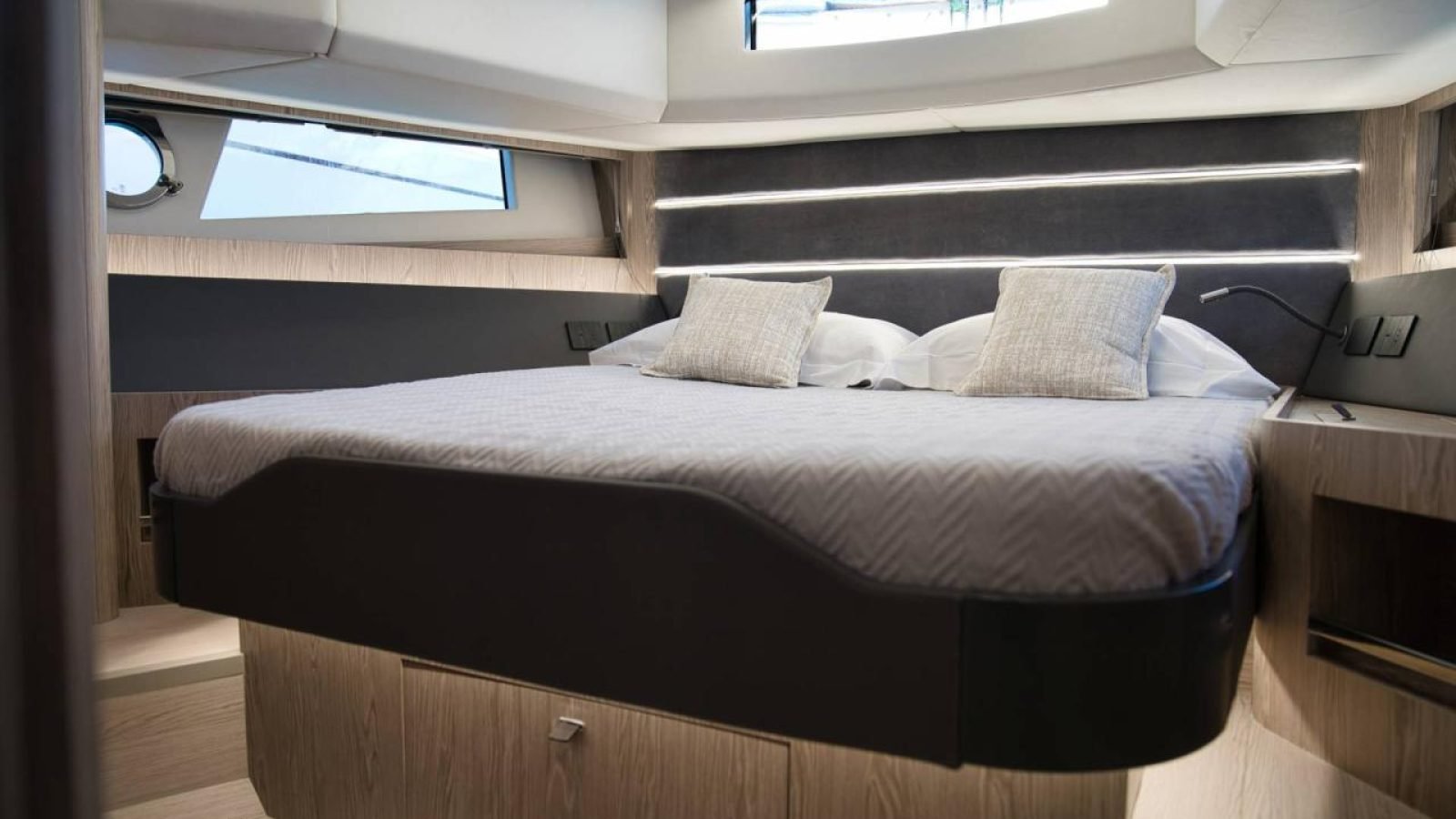 LCRiviera_Conciergerie_de_Luxe-Yacht-Achat-Cayman540WA (11)