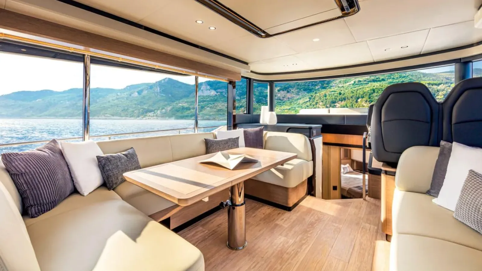 Navetta52-LCRiviera_Conciergerie_de_Luxe-Yacht-Location (10)