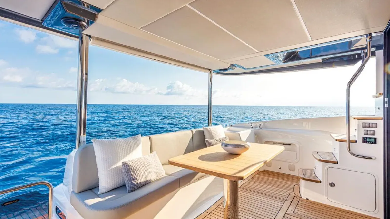 Navetta52-LCRiviera_Conciergerie_de_Luxe-Yacht-Location (12)