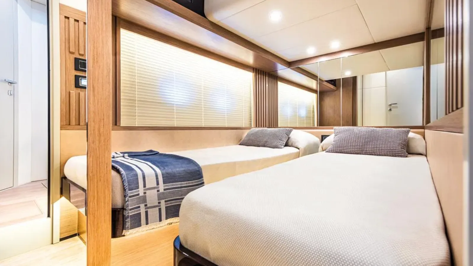 Navetta52-LCRiviera_Conciergerie_de_Luxe-Yacht-Location (5)