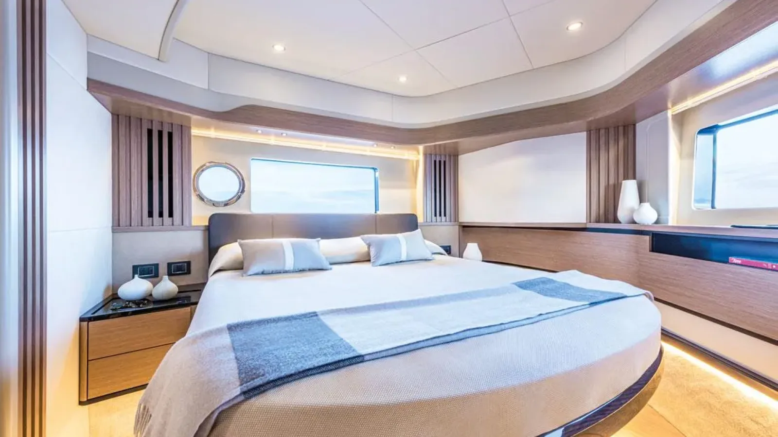 Navetta52-LCRiviera_Conciergerie_de_Luxe-Yacht-Location (8)