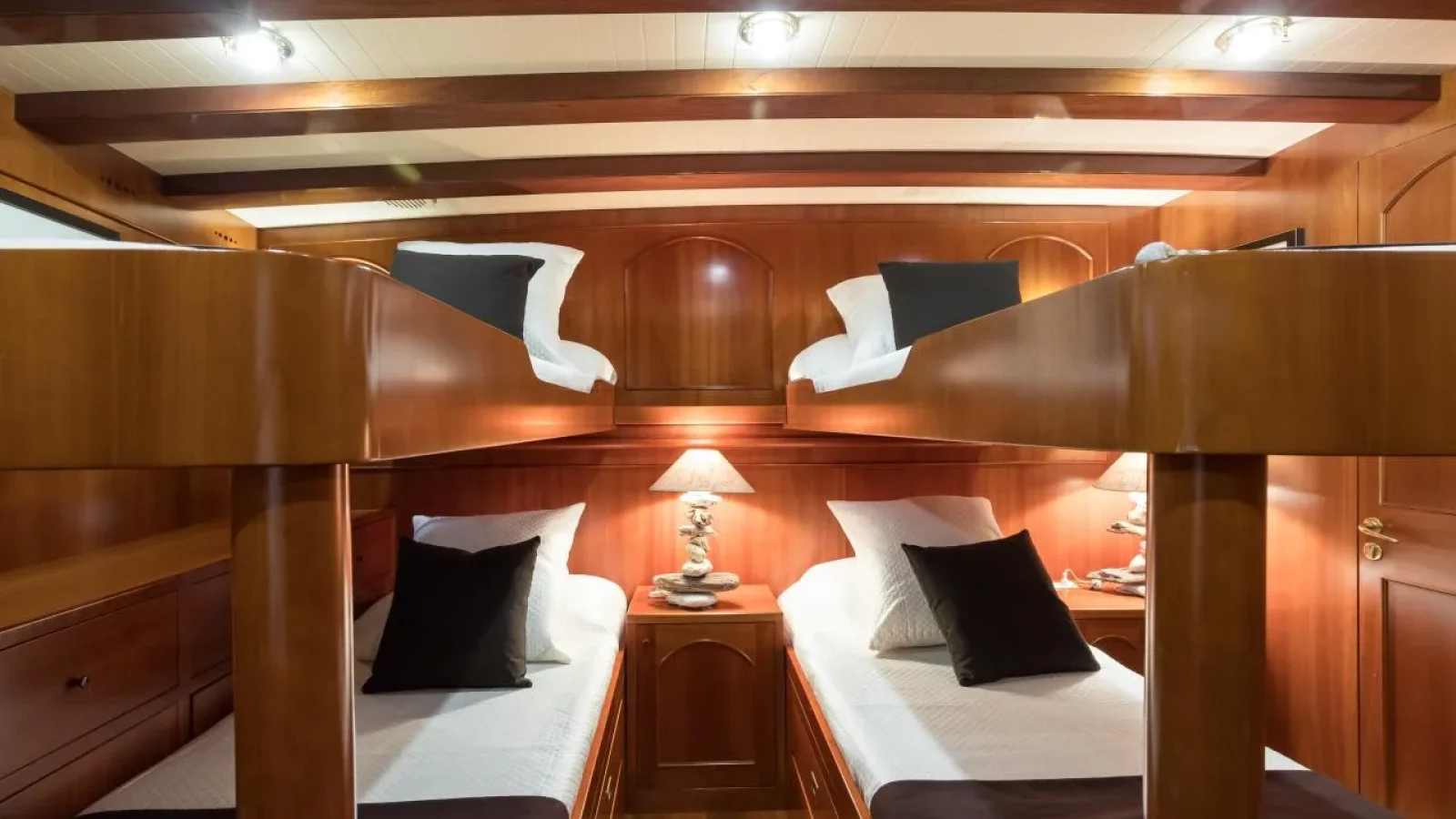 Over_the_rainbow-LCRiviera_Conciergerie_de_Luxe-Yacht-Location (12)