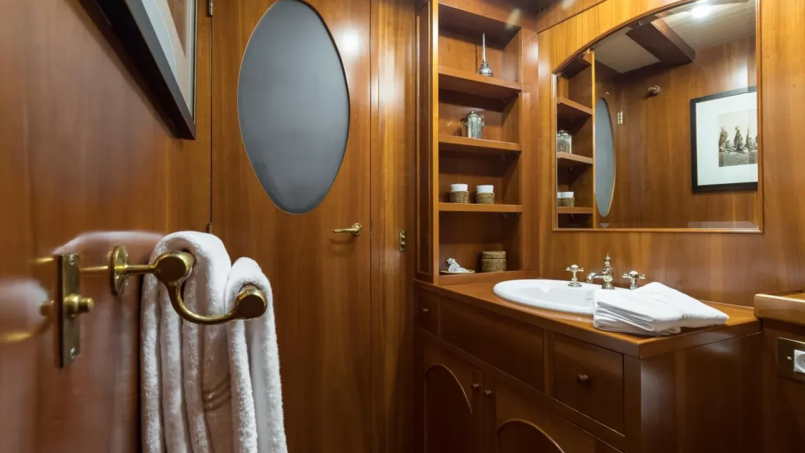 Over_the_rainbow-LCRiviera_Conciergerie_de_Luxe-Yacht-Location (13)