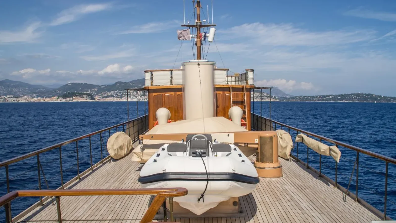 Over_the_rainbow-LCRiviera_Conciergerie_de_Luxe-Yacht-Location (2)