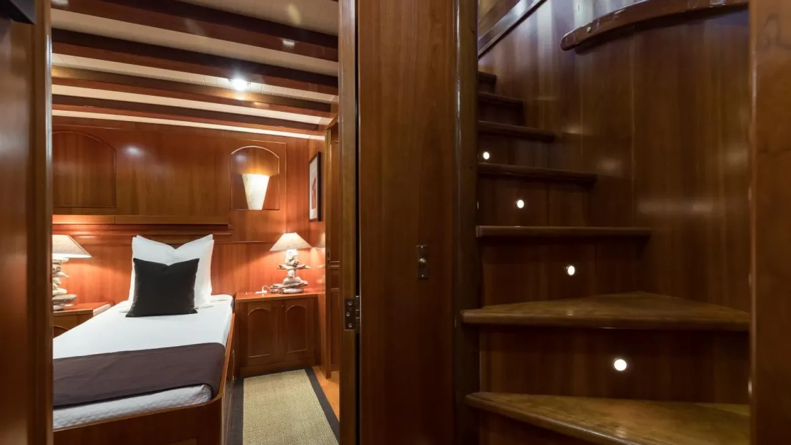 Over_the_rainbow-LCRiviera_Conciergerie_de_Luxe-Yacht-Location (20)