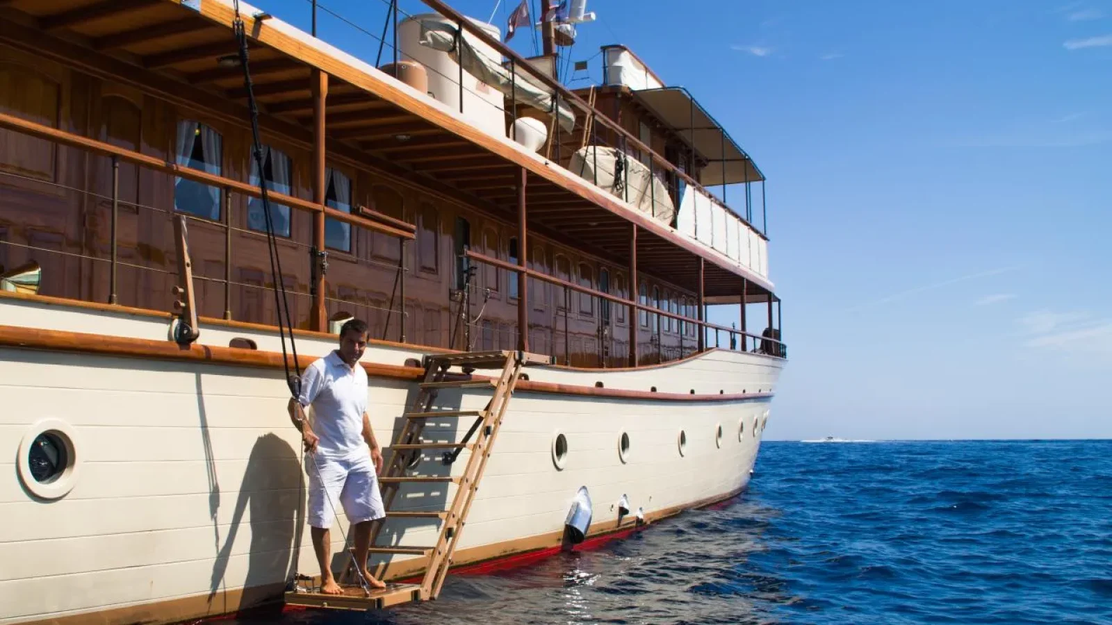 Over_the_rainbow-LCRiviera_Conciergerie_de_Luxe-Yacht-Location (3)