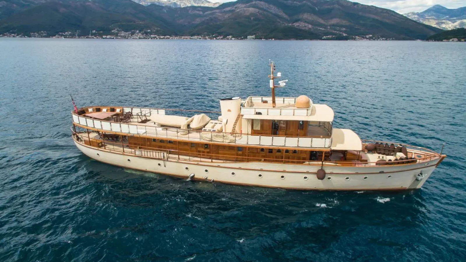 Over_the_rainbow-LCRiviera_Conciergerie_de_Luxe-Yacht-Location (5)