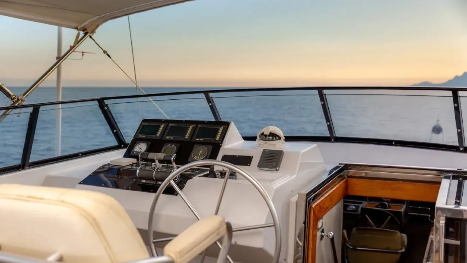 Queensouth-LCRiviera_Conciergerie_de_Luxe-Yacht-Location (11)