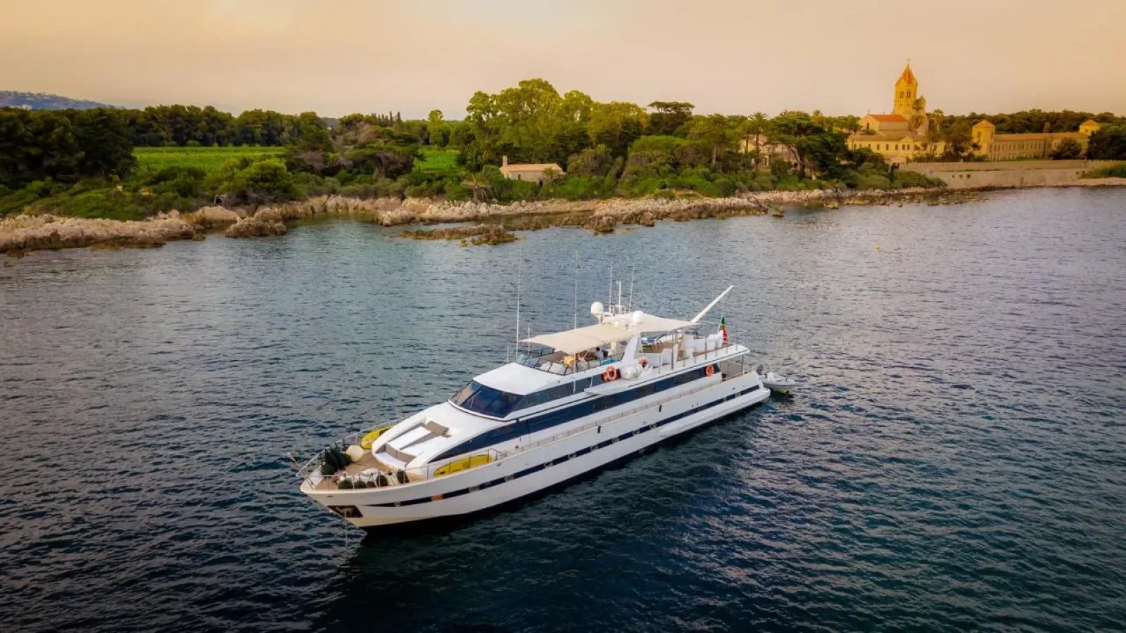 Queensouth-LCRiviera_Conciergerie_de_Luxe-Yacht-Location (2)