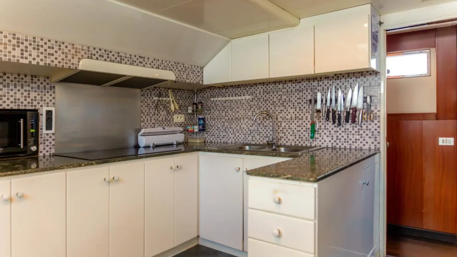 Queensouth-LCRiviera_Conciergerie_de_Luxe-Yacht-Location (21)