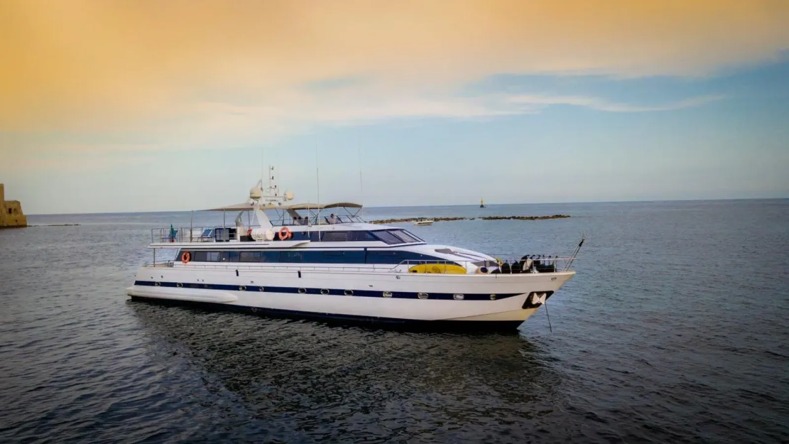 Queensouth-LCRiviera_Conciergerie_de_Luxe-Yacht-Location (3)