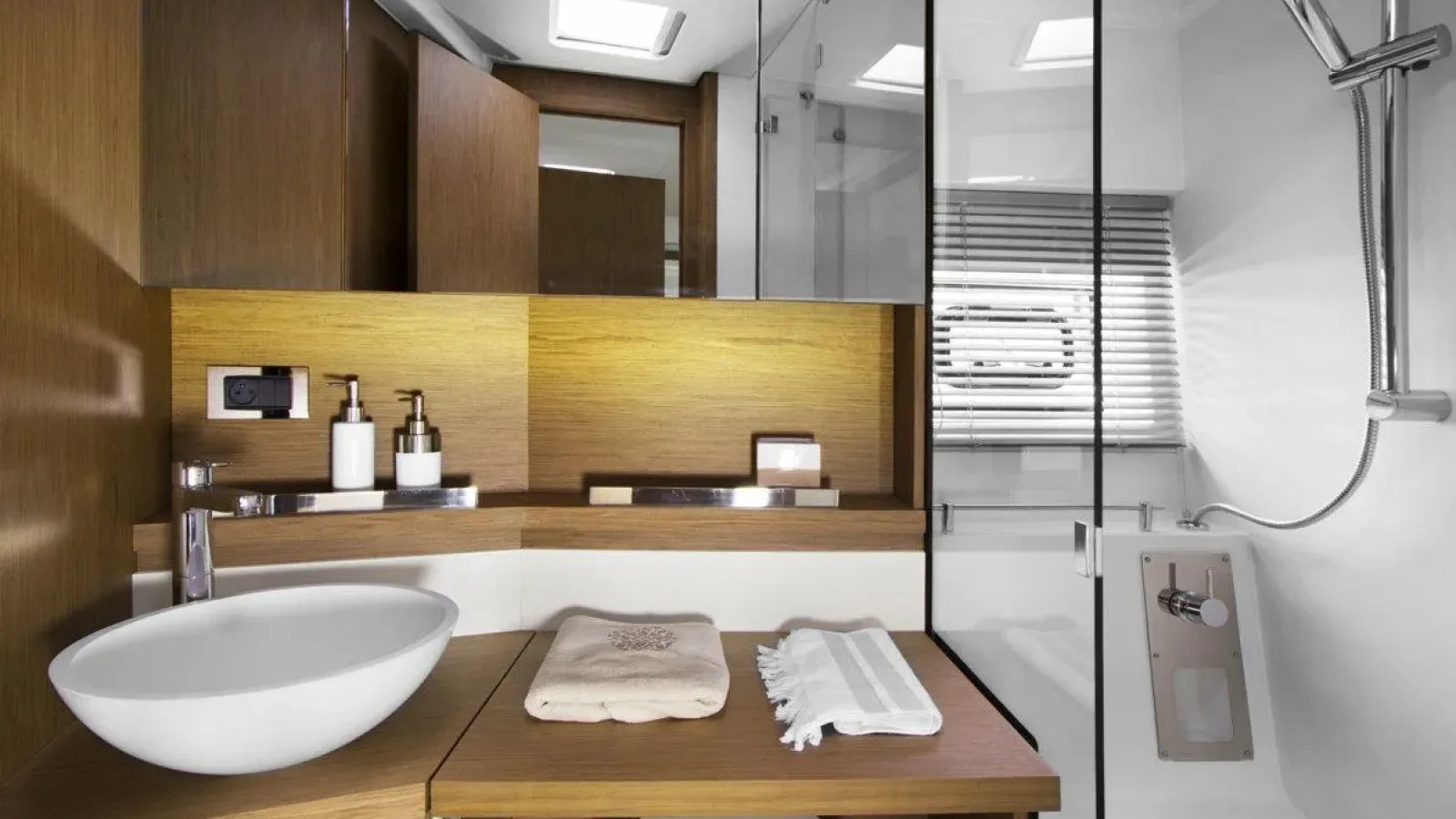 Stardust-LCRiviera_Conciergerie_de_Luxe-Yacht-Location (2)