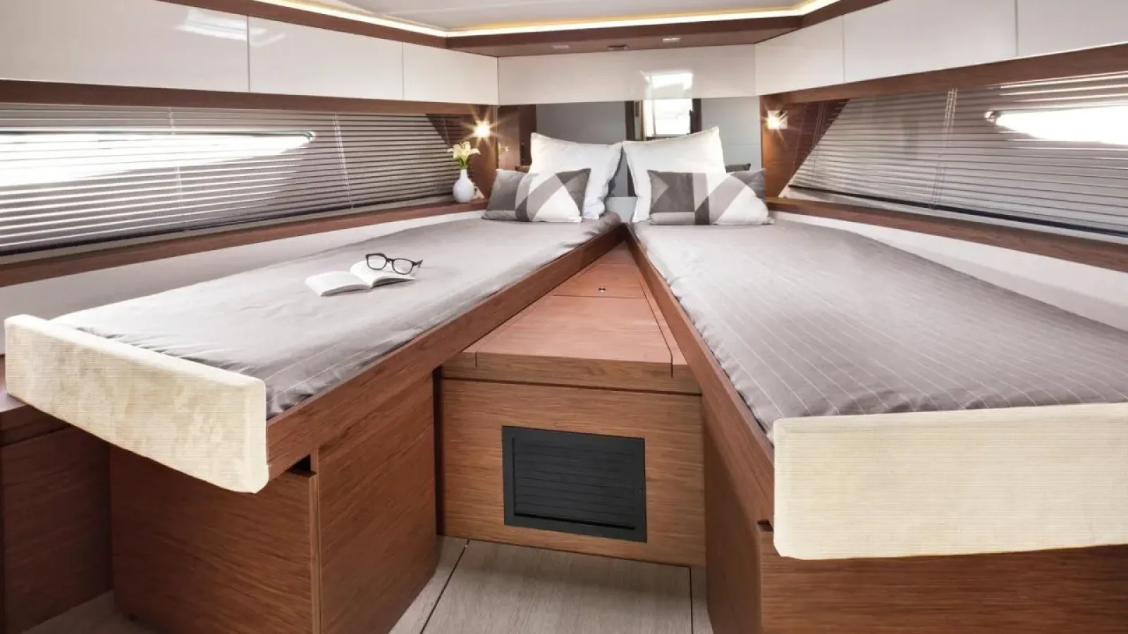 Stardust-LCRiviera_Conciergerie_de_Luxe-Yacht-Location (3)