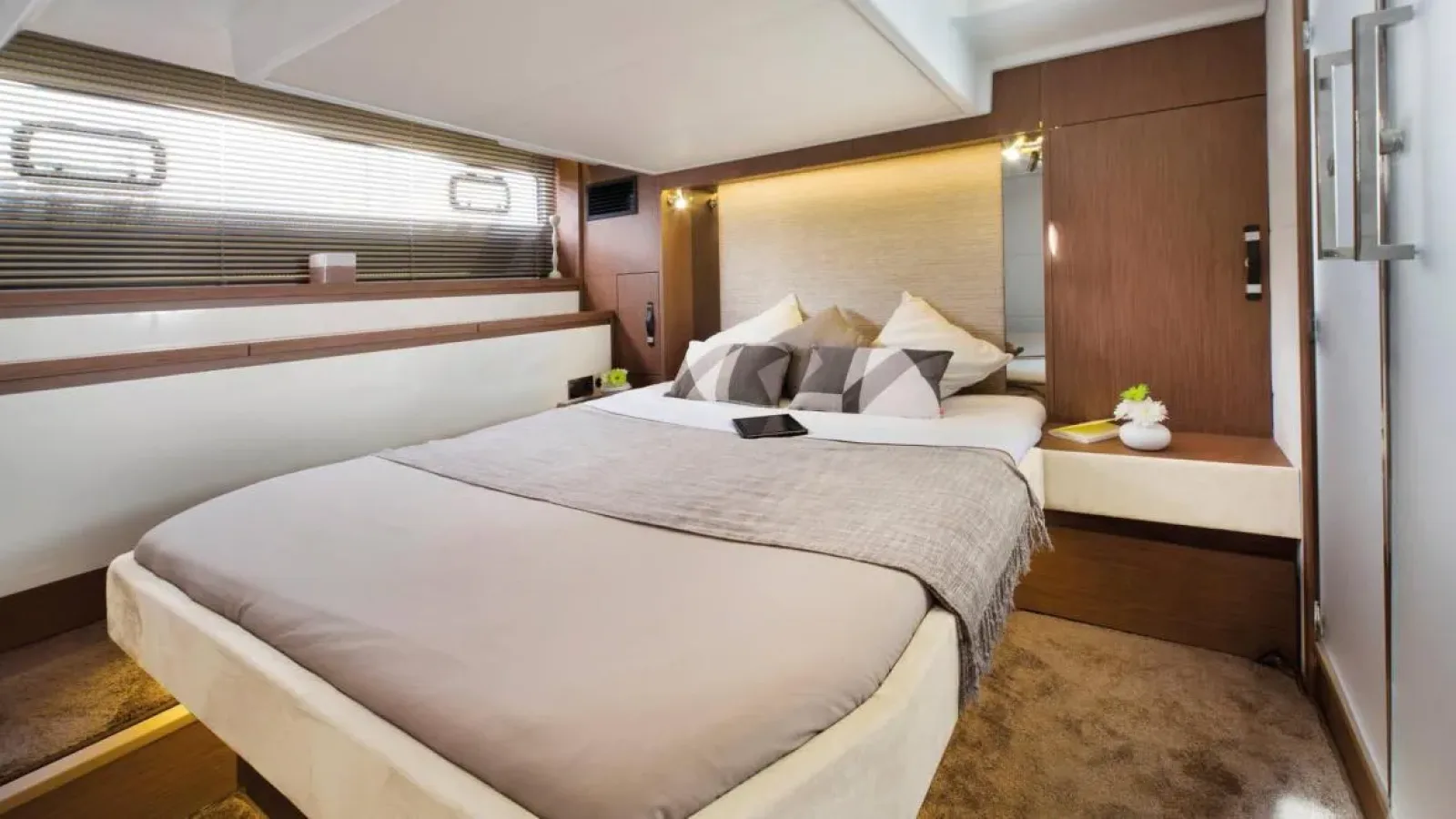 Stardust-LCRiviera_Conciergerie_de_Luxe-Yacht-Location (5)