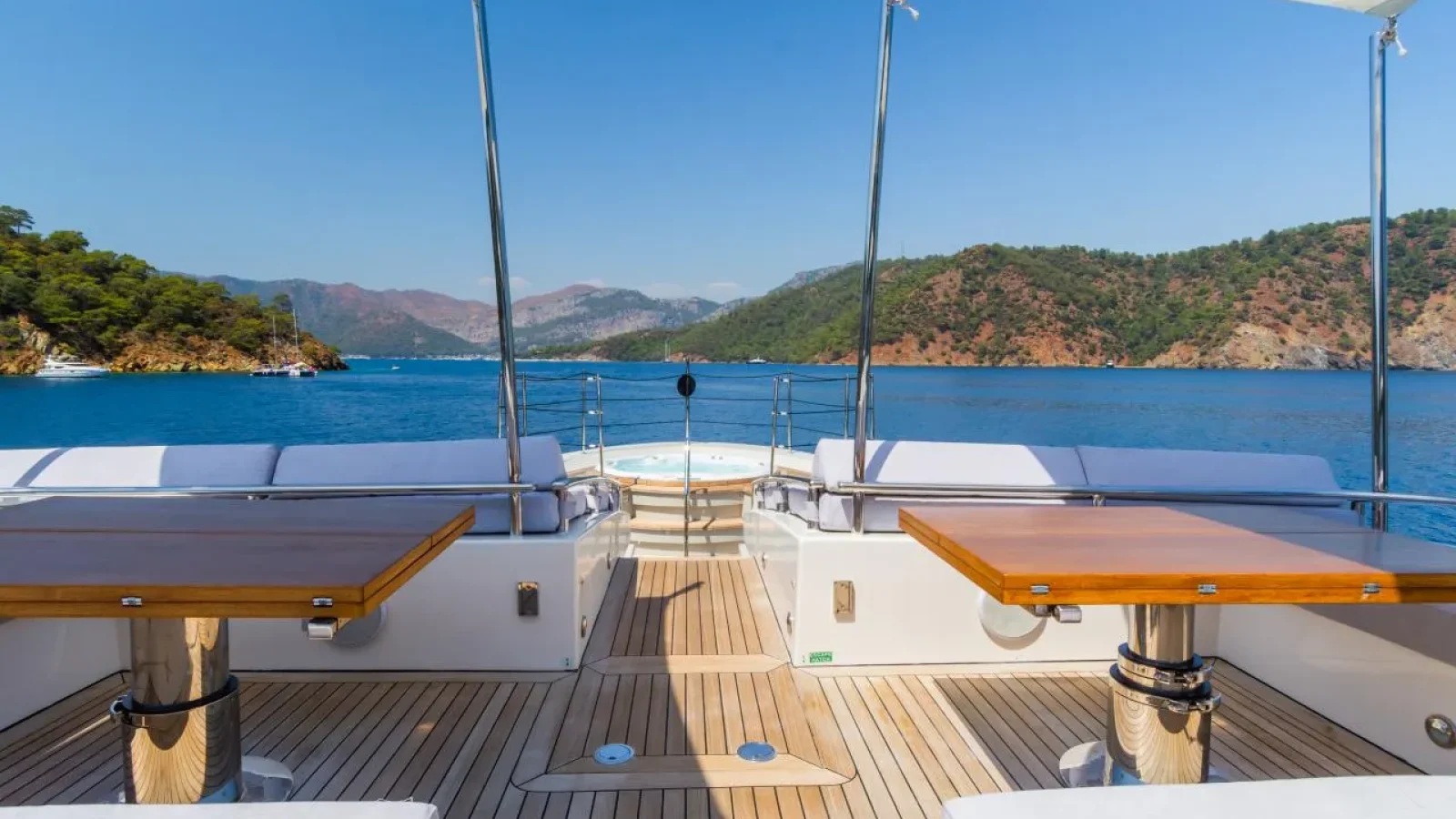 Takara_One-LCRiviera_Conciergerie_de_Luxe-Yacht-Location (6)