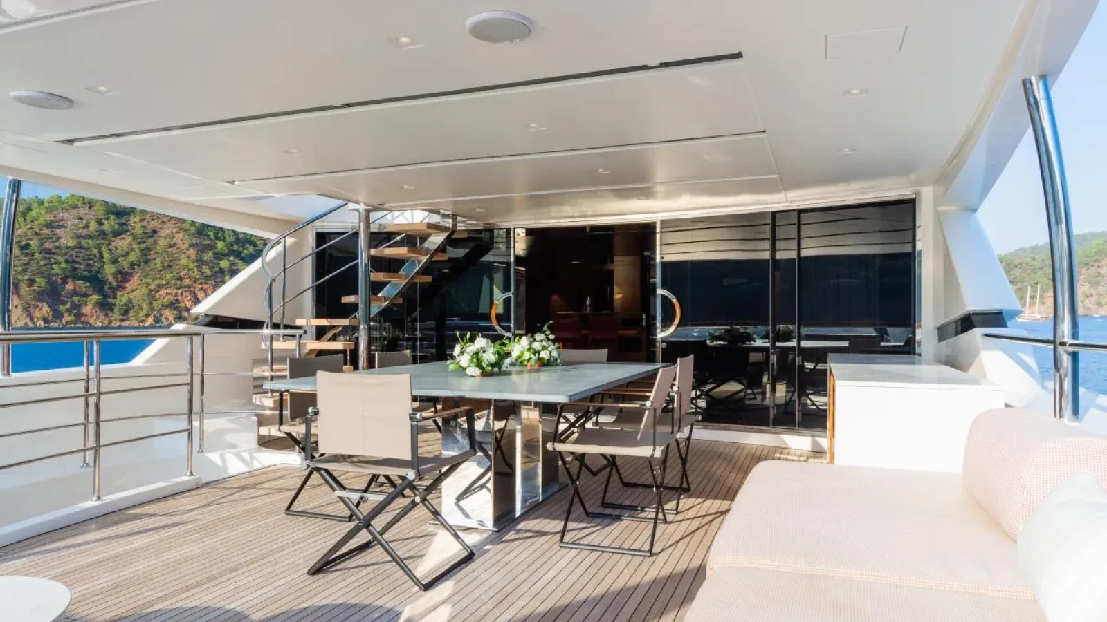 Takara_One-LCRiviera_Conciergerie_de_Luxe-Yacht-Location (8)