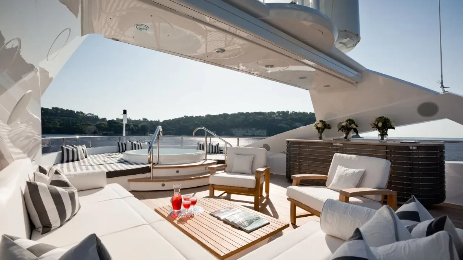 Thumper-LCRiviera_Conciergerie_de_Luxe-Yacht-Location (10)